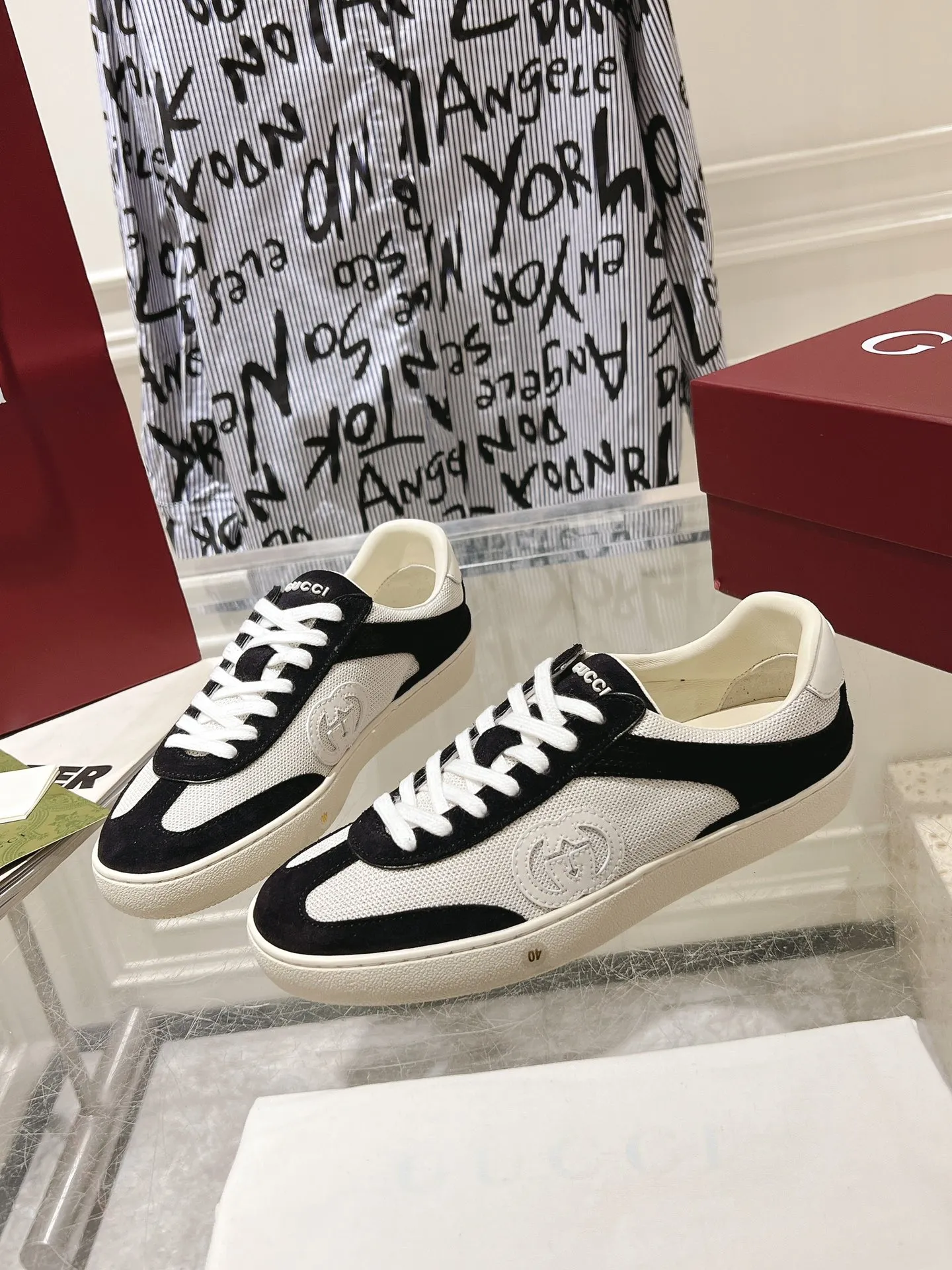👟👟Ex-factory price 540👟👟Men's size +10 New upgraded version🔥Gucci 2024 new white shoes casual shoes hot recommendation, original TPU soles, original fabrics, original sheepskin lining sheepskin feet🔥Original cover craftsmanship is reproduced one to one! The pursuit of ultimate comfort! 🔥🔥 [Love] Fabric: Imported cow suede + mesh [Love] Packing: Counter-matched red shoe box ➕ Aviation airplane box [Love] Code number: 35-45